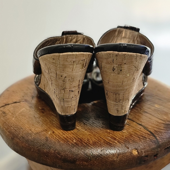 Sofft brown leather wedges, faux alligator skin. Size 7.5 - Picture 4 of 10